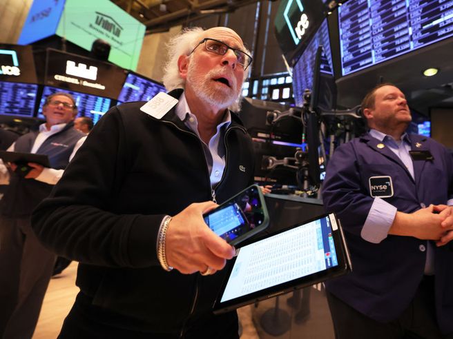Wall Street in preda a raffiche di vendite, S&P 500 chiude sotto 4.200. Alphabet crolla del 10%. Futures Usa giù con Meta