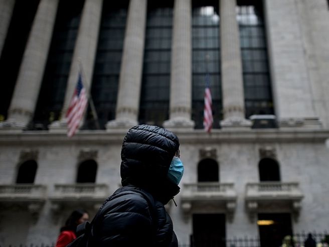 Wall Street vola con l’azionario globale: Dow Jones +900 punti (+4%). Si scommette su picco COVID