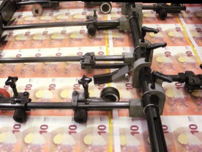 Forex: euro buca $1,15, ai minimi dell’anno dopo alert Bce e per timori Italia