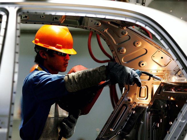 Cina: produzione industriale accelera a +4,3% a dicembre