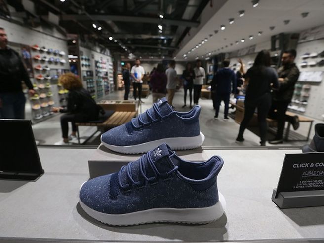 Adidas studia possibile cessione di Reebok, titolo scatta a Francoforte