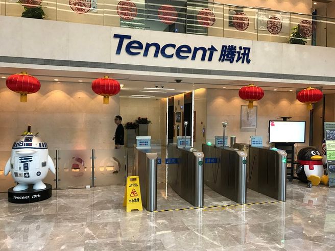Trump mette al bando transazioni WeChat e TikTok in Usa, Tencent scivola -7% a Hong Kong