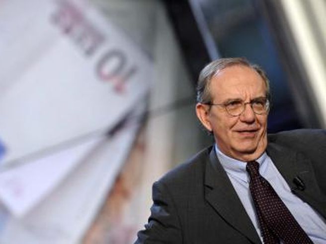 Padoan: stima Pil rivista al ribasso, sistema bancario si sta muovendo nella direzione giusta