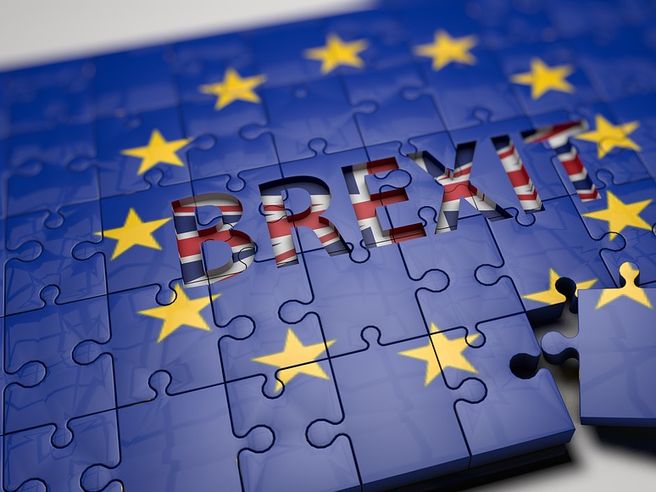 Brexit: sterlina in calo dopo l’addio di tre deputate al Partito Conservatore di Theresa May