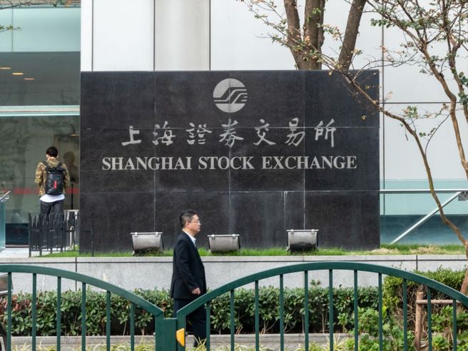 Borse Asia contrastate, Tokyo ancora chiusa. Focus su dato Cina ed effetto Apple