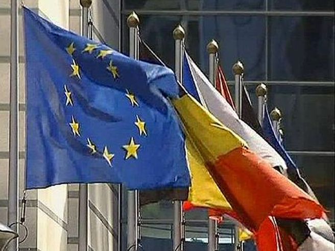 Zona euro: fiducia economica sale a 100 punti a dicembre, meglio delle attese