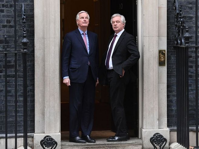 Brexit: allo studio un periodo di transizione più lungo, serve più tempo per trovare l’accordo (stampa)