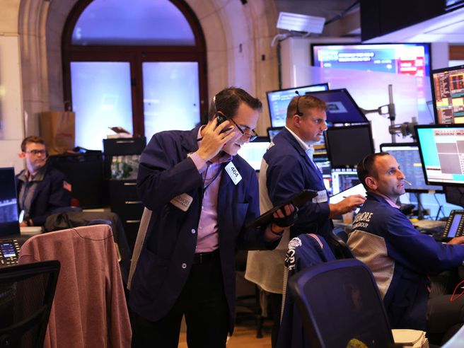 Wall Street: Dow Jones chiude sotto media mobile 50 giorni per prima volta da fine marzo