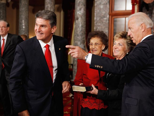Wall Street sconta paura Omicron e schiaffo Manchin a Biden: Dow Jones scivola di quasi 600 punti