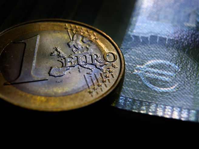 Forex: Goldman Sachs rivede al ribasso target euro-dollaro