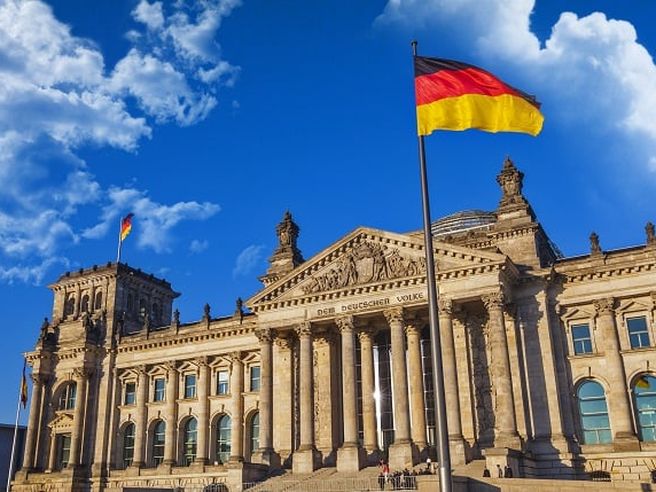 Germania: surplus bilancia commerciale scende a 19,3 mld, export in rialzo dello 0,5%