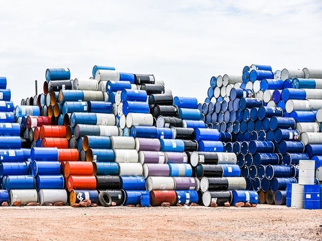 Petrolio: stock statunitensi scendono più delle stime, +2% per il WTI