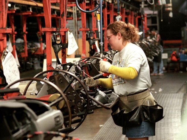 Industria, Istat: -0,1% m/m per produzione a marzo, +37,7% a/a