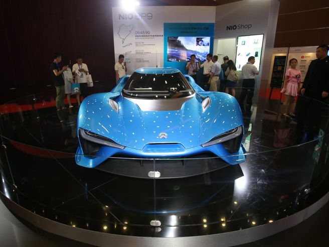 Borsa Hong Kong vola fino a +7% con febbre Big Tech e EV. Boom di buy su Alibaba e Nio