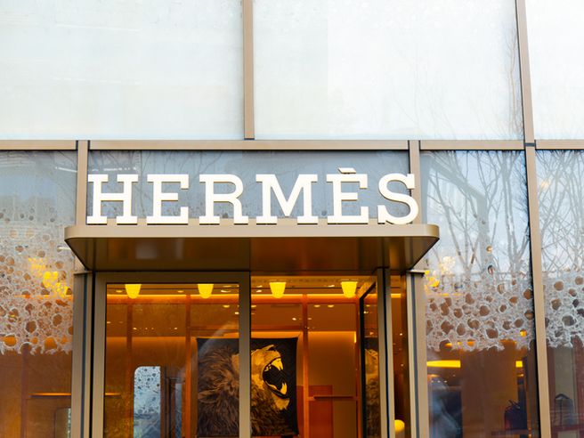 Hermès: vendite oltre le aspettative grazie a forte domanda di Birkin