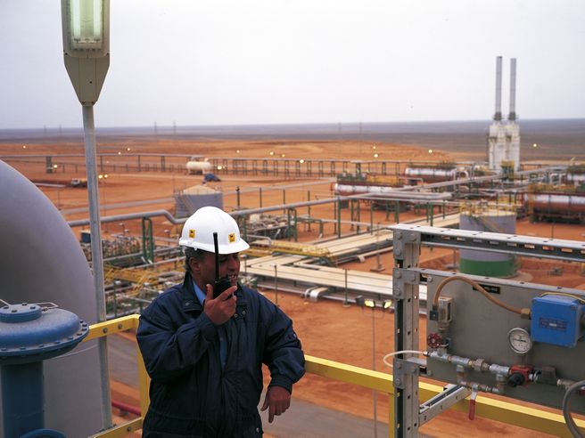 Eni vende a Zhejiang licenza per costruire due linee produttive in Cina