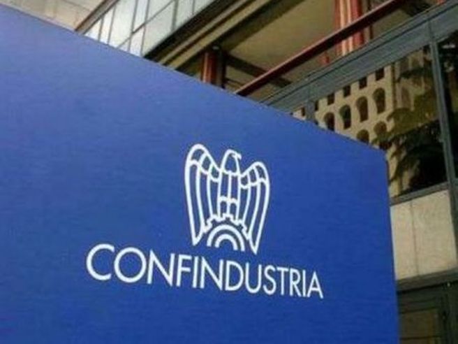 Produzione industriale, Confindustria: attività invariata a maggio