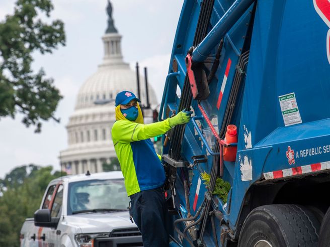 Usa: spese consumi -0,1%, redditi personali +1,1%, inflazione PCE core +3,6% a luglio. Dato inflazione in attesa di Powell
