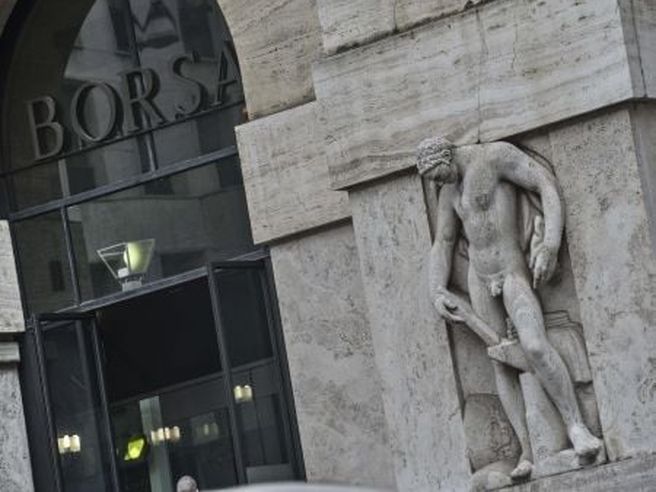 Piazza Affari chiude poco mossa, FCA e Ubi Banca protagoniste