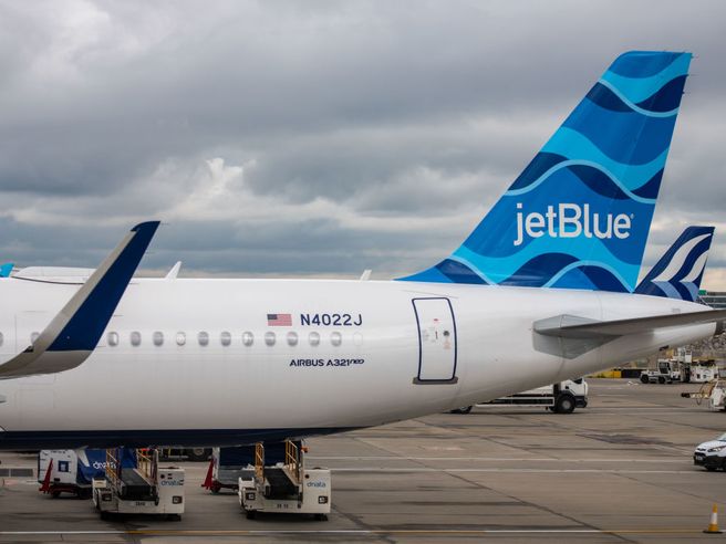 Compagnie aeree, dopo Covid-19 arriva schiaffo caro-energia: American Airlines e JetBlue cadono in Borsa con downgrade Goldman Sachs