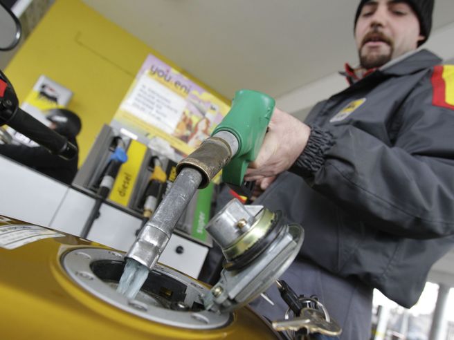 Caro benzina, Guerra (MEF): possibile nuovo intervento del governo sulle accise