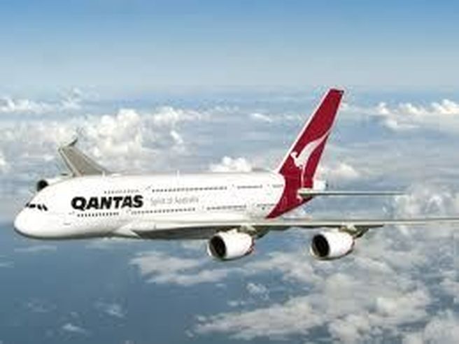 Qantas chiude esercizio con perdita record, ma segnali incoraggianti per il futuro