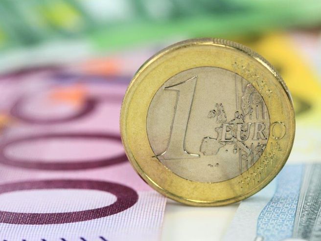 Forex: euro guadagna terreno sul dollaro in attesa della Bce