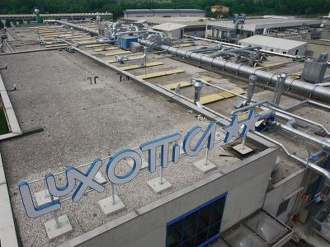 Luxottica: crolla titolo in Borsa dopo cessione del 7% da parte di Del Vecchio