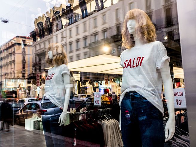 Saldi: Unc, sconti in salita rispetto al 2022. Prezzi più bassi per abbigliamento
