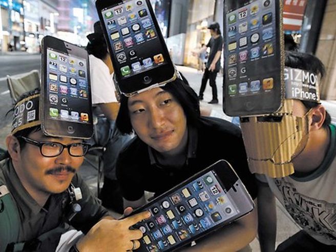 Apple: l’Ue guarda ai comportamenti anticoncorrenziali per iPhone e iPad, la Mela pensa al lancio dell’iPhone 5S