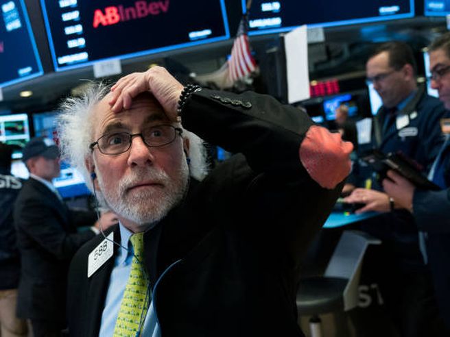 Wall Street lancia SOS anti-COVID: Dow Jones -800 punti, mentre Casa Bianca parla di fine pandemia
