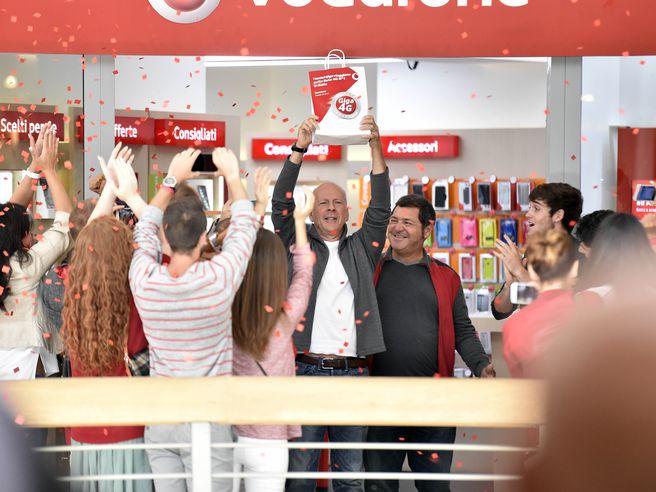Vodafone: perdita d’esercizio per 7,6 mld di euro, tagliato dividendo