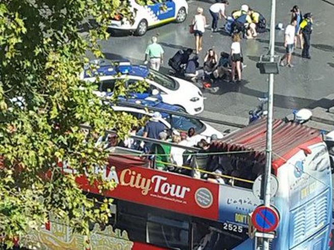 Barcellona, furgone travolge persone, diversi feriti