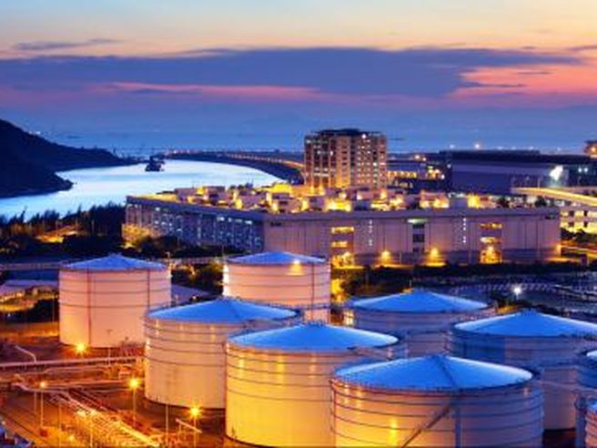 Petrolio: Russia e Opec in cerca di accordo per tagliare la produzione