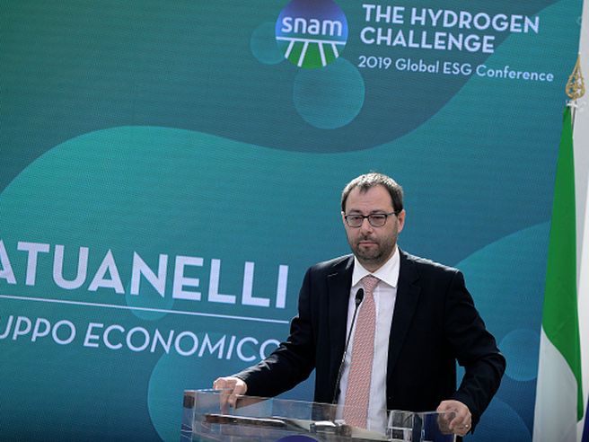 Alitalia, Patuanelli: ‘intervento pubblico non escluso, nessuna volontà di regalarla a Lufthansa’