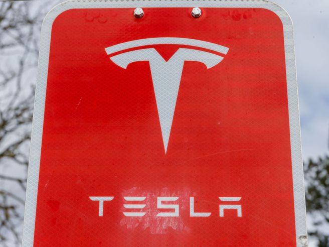 Wall Street in calo, giù anche tassi Treasuries dopo dato inflazione. GE balza del 5%, Tesla ancora preda di pesanti sell (-8%)