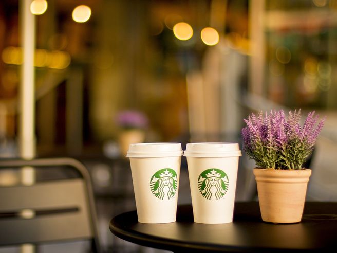 Starbucks annuncia il licenziamento di 1.100 dipendenti aziendali