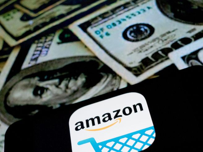 Bitcoin si infiamma, merito anche di Amazon. Il colosso pronto a entrare nel mondo cripto?