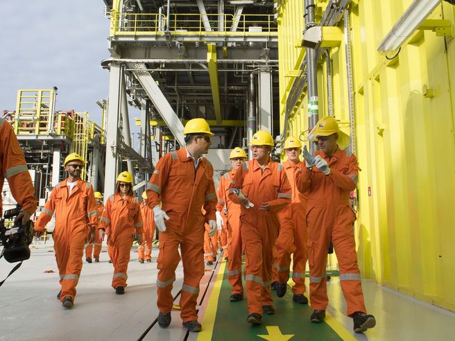 Eni chiude a +2,6% e rivede i 9 euro