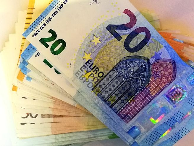 Reddito di cittadinanza: da oggi le domande, dal 15 aprile il credito sulle carte