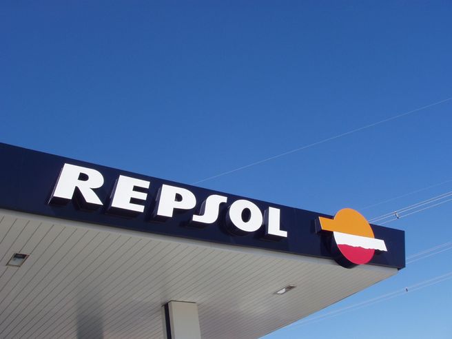 Repsol: utile adj. sale a 928 mln di euro nel I trimestre 2015