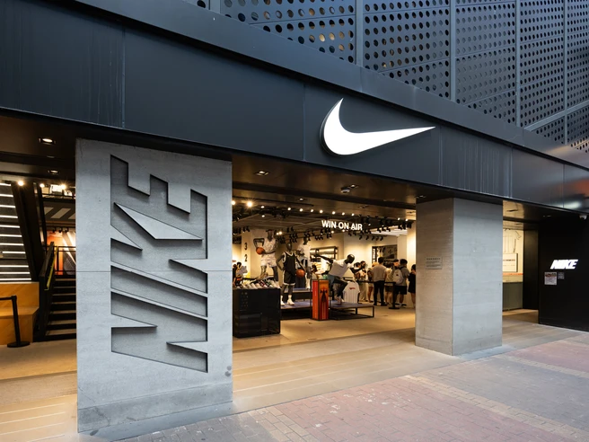 Nike e il peso dei dazi: “costeranno un miliardo di dollari”. La reazione del titolo