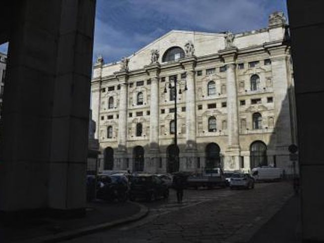 Piazza Affari debole su tensioni geopolitiche, bene i titoli oil