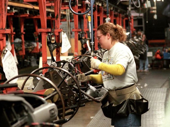 Istat: a febbraio produzione industriale in calo dello 0,2%