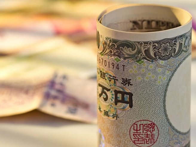 Forex: dollaro indietreggia contro yen su crescenti dubbi su agenda Trump