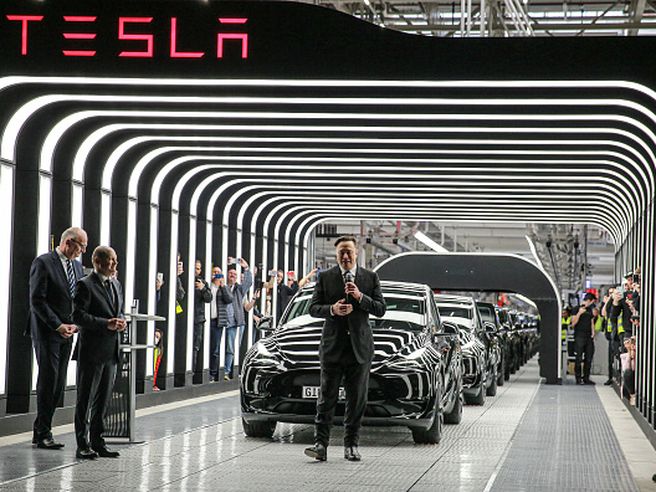 Tesla in caduta a Wall Street, ecco perchè il titolo annaspa oggi insieme a NIO