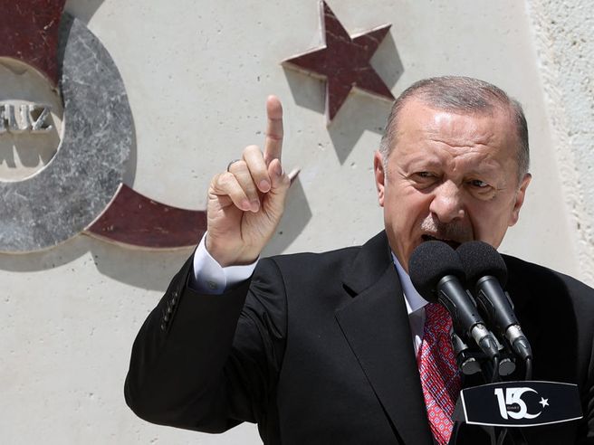 Turchia, Erdogan annuncia misure per blindare la lira: ‘Nessuno sentirà più il bisogno di convertirla in valute straniere’