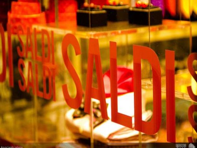 Saldi invernali 2016: Unc, previsti sconti record in scia alla crisi