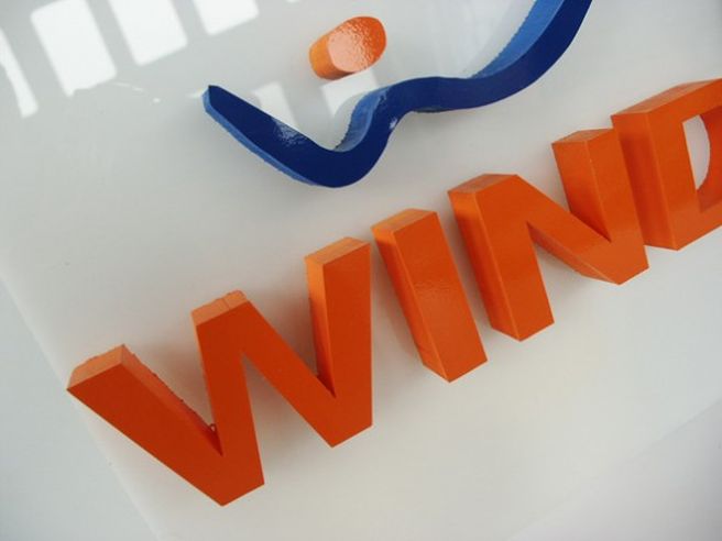 Wind: Fitch abbassa rating a BB- da BB, outlook negativo