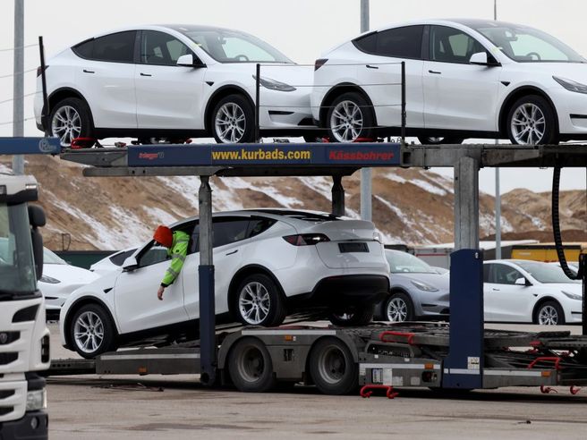 Tesla raggiunge in anticipo l’obiettivo di produzione di 4.000 auto nello stabilimento in Germania